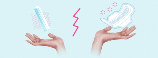 Снимка на две ръце – с тампон при лявата и превръзка при дясната. Изображението показва различните предимства на тези защитаващи продукти.