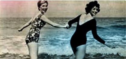 Снимка на две жени по бански, които си държат ръцете. Изображението е старинно и показва революцията при жените. Старото лого на o.b.® се намира в десния ъгъл.