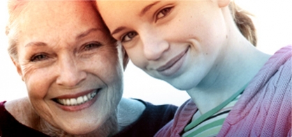 Снимка на възрастна и по-млада жена. Изображението показва историята на o.b.® и демонстрира как в продължение на 60 години помагаме да се подобри качеството на живот при жените. 